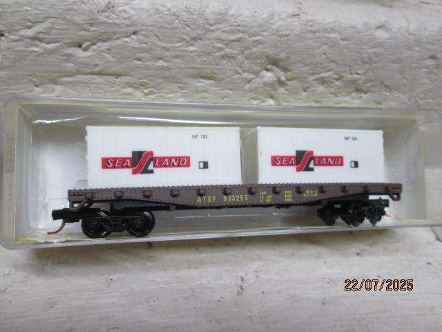 N SCALE - MODEL POWER - 50 FOOT FLAT CARS WITH CONTAINER LOADS - X2 - BOXED
