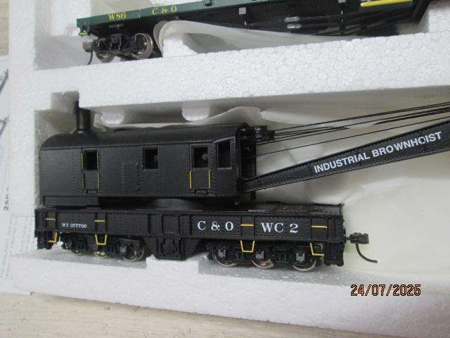 HO SCALE - BACHMANN - 250 TON STEAM CRANE + BOOM TENDER SET - BOXED