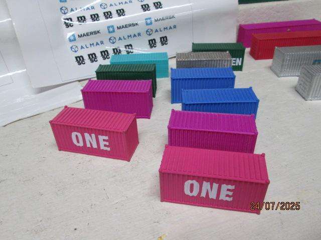 HO SCALE - PLASTIC CONTAINERS - X17 + DECALS