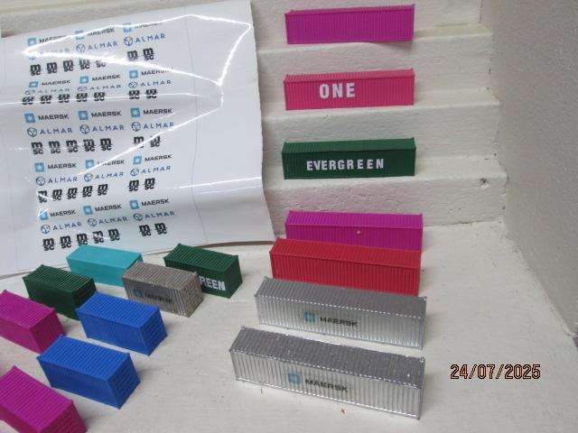 HO SCALE - PLASTIC CONTAINERS - X17 + DECALS