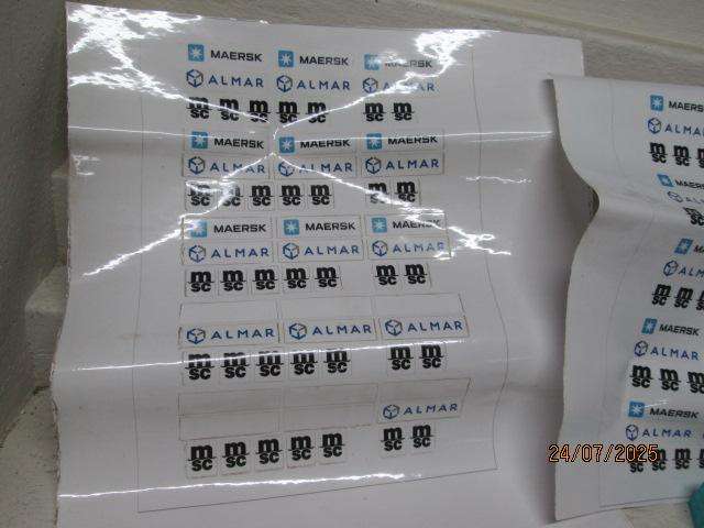 HO SCALE - PLASTIC CONTAINERS - X17 + DECALS