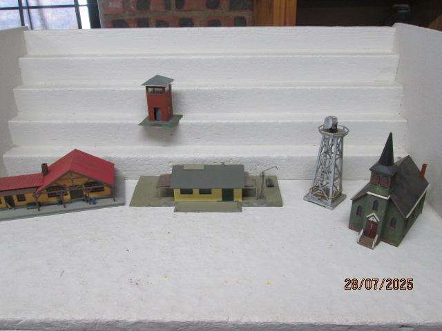 HO SCALE - VARIOUS BUILDINGS - X5