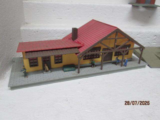 HO SCALE - VARIOUS BUILDINGS - X5