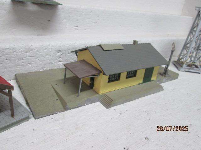 HO SCALE - VARIOUS BUILDINGS - X5