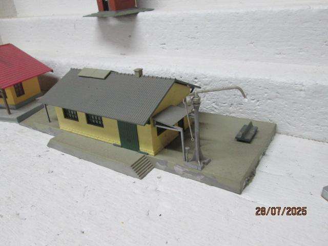 HO SCALE - VARIOUS BUILDINGS - X5