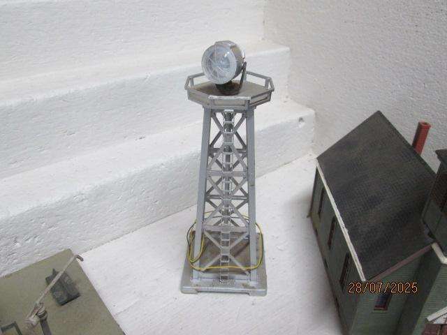 HO SCALE - VARIOUS BUILDINGS - X5