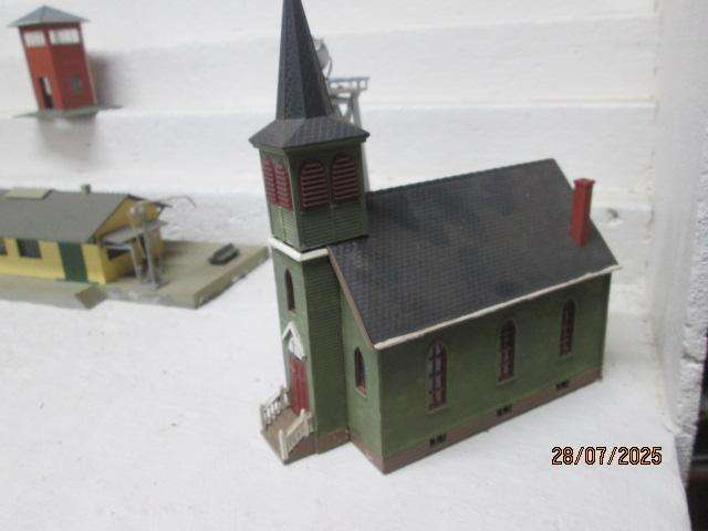 HO SCALE - VARIOUS BUILDINGS - X5