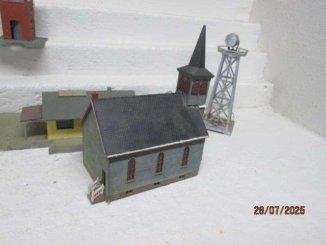 HO SCALE - VARIOUS BUILDINGS - X5