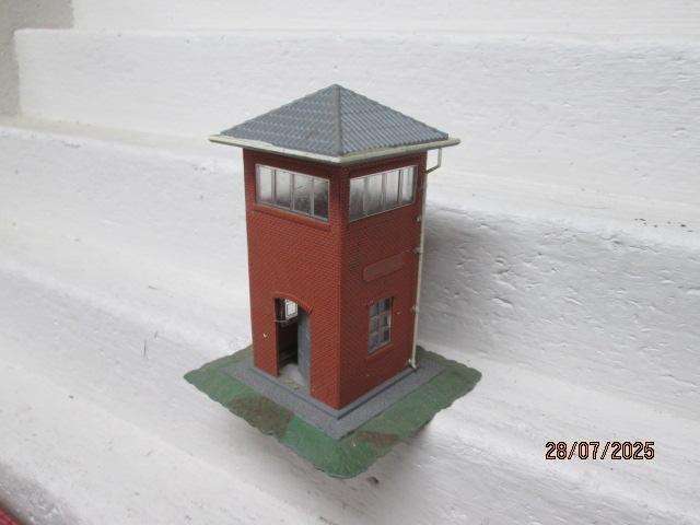 HO SCALE - VARIOUS BUILDINGS - X5