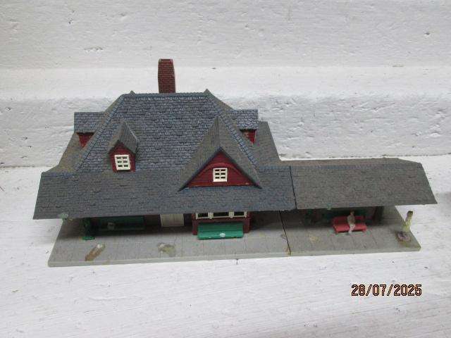 HO SCALE - STATION BUILDING WITH PLATFORM CANOPY'S X2 + SPARE CANOPYS