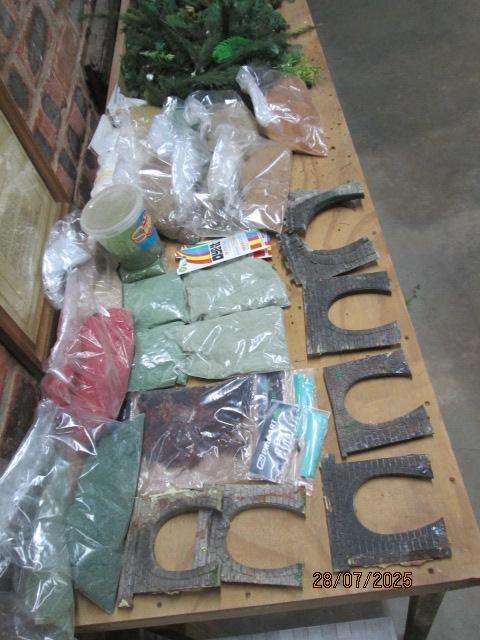 HO / OO SCALE - LARGE AMOUNT OF SCENERY + SCATTER MATERIAL