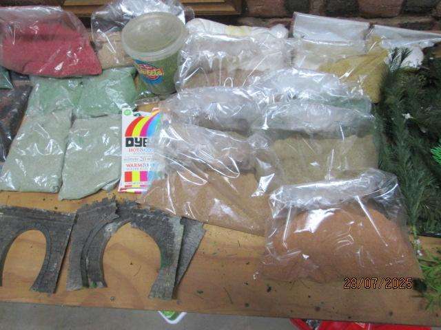 HO / OO SCALE - LARGE AMOUNT OF SCENERY + SCATTER MATERIAL