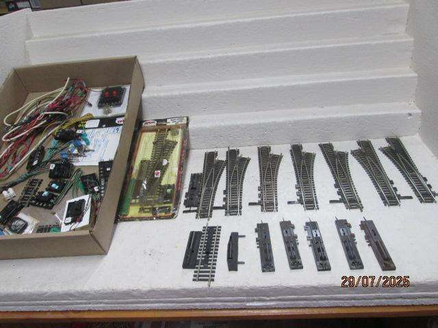 HO / OO SCALE - ATLAS - POINTS X8 + BITS AND PIECES