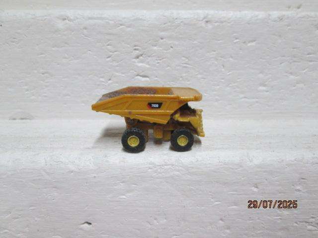 Z SCALE - CATERPILLAR DUMP TRUCK