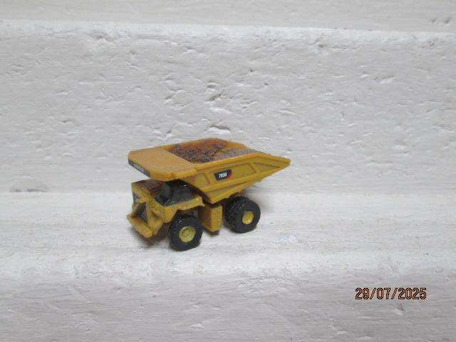 Z SCALE - CATERPILLAR DUMP TRUCK