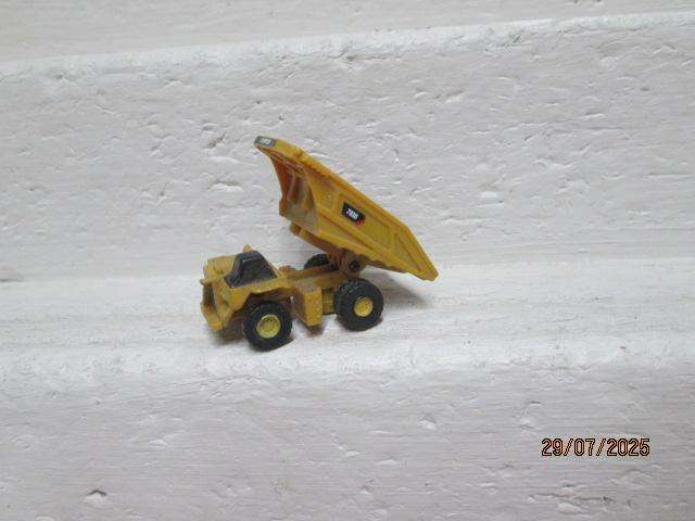 Z SCALE - CATERPILLAR DUMP TRUCK