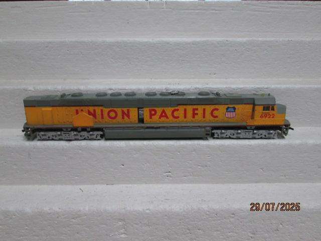 HO SCALE - BACHMANN - DD40X DIESEL LOCOMOTIVE