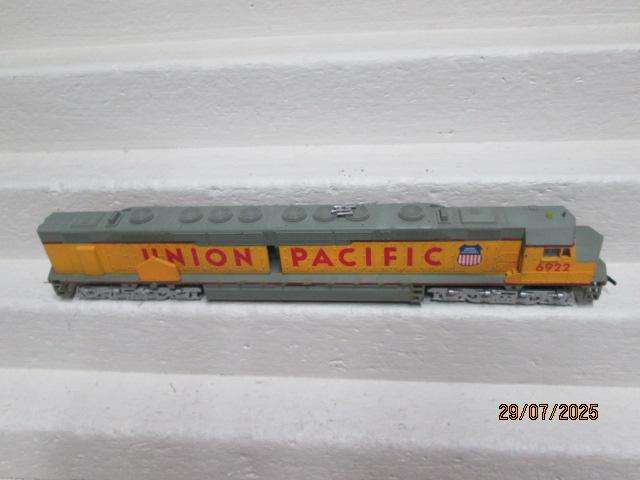 HO SCALE - BACHMANN - DD40X DIESEL LOCOMOTIVE