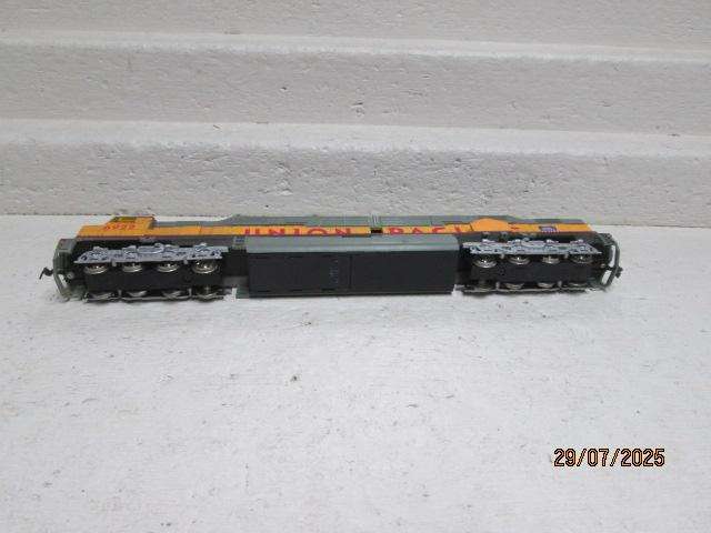 HO SCALE - BACHMANN - DD40X DIESEL LOCOMOTIVE