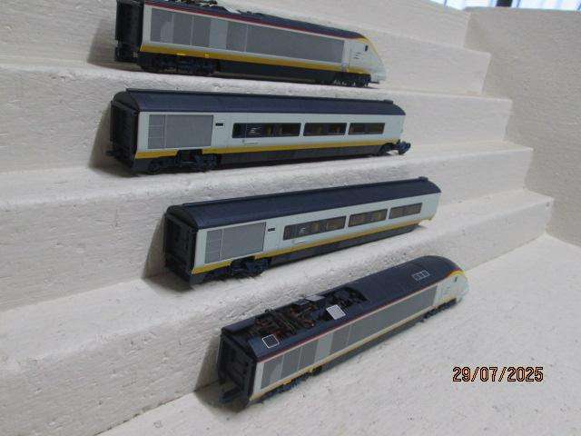 OO SCALE - HORNBY - EUROSTAR - SPEED TRAIN SET