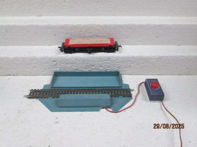 HO SCALE : TYCO - WAGON WITH OFFLOADING DEPOT