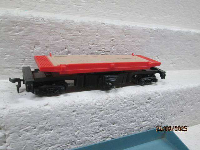 HO SCALE : TYCO - WAGON WITH OFFLOADING DEPOT