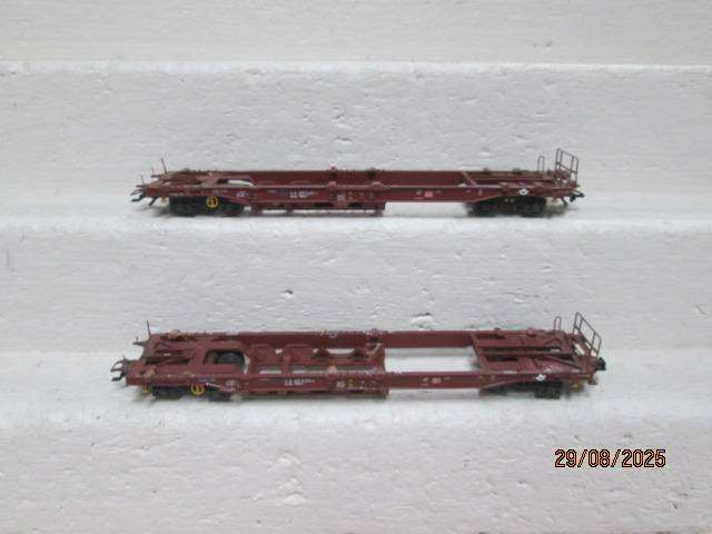 HO SCALE - TRIX - ROAD TRUCK CARRIER WAGONS - X2