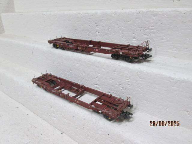 HO SCALE - TRIX - ROAD TRUCK CARRIER WAGONS - X2