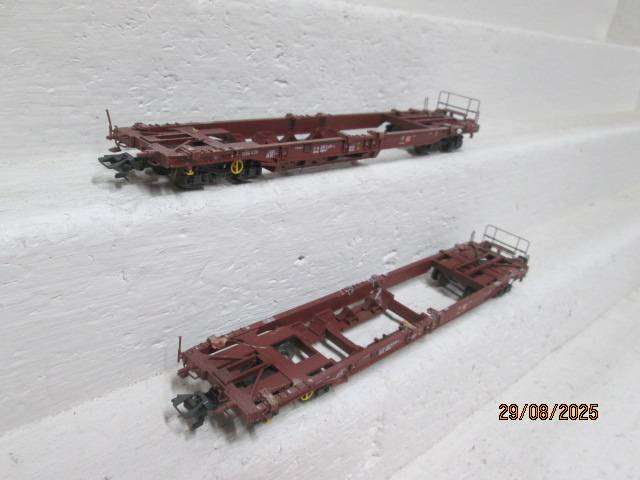 HO SCALE - TRIX - ROAD TRUCK CARRIER WAGONS - X2