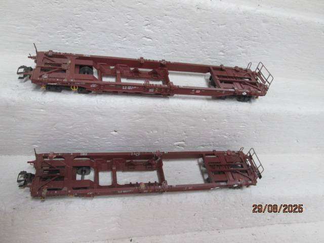 HO SCALE - TRIX - ROAD TRUCK CARRIER WAGONS - X2