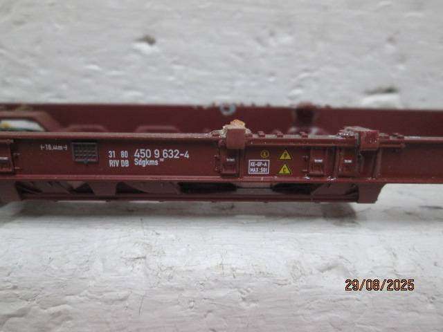 HO SCALE - TRIX - ROAD TRUCK CARRIER WAGONS - X2