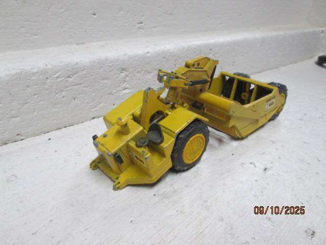 DIE CAST -1:50 SCALE - NZG CATERPILLAR - ROAD SCRAPER