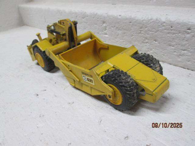 DIE CAST -1:50 SCALE - NZG CATERPILLAR - ROAD SCRAPER