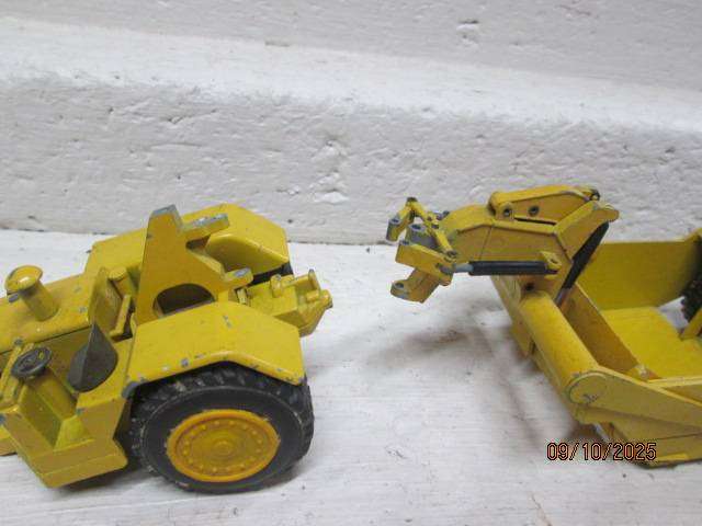DIE CAST -1:50 SCALE - NZG CATERPILLAR - ROAD SCRAPER