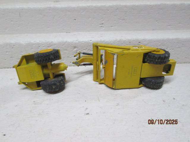 DIE CAST -1:50 SCALE - NZG CATERPILLAR - ROAD SCRAPER