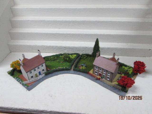 OO SCALE - DIORAMA WITH X2 HOUSES AND LOTS OF SCENERY