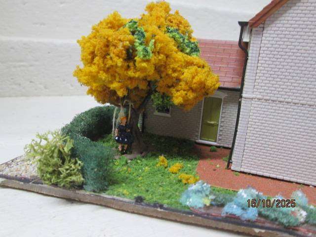 OO SCALE - DIORAMA WITH X2 HOUSES AND LOTS OF SCENERY
