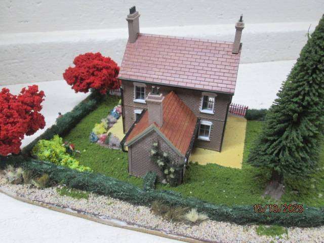 OO SCALE - DIORAMA WITH X2 HOUSES AND LOTS OF SCENERY