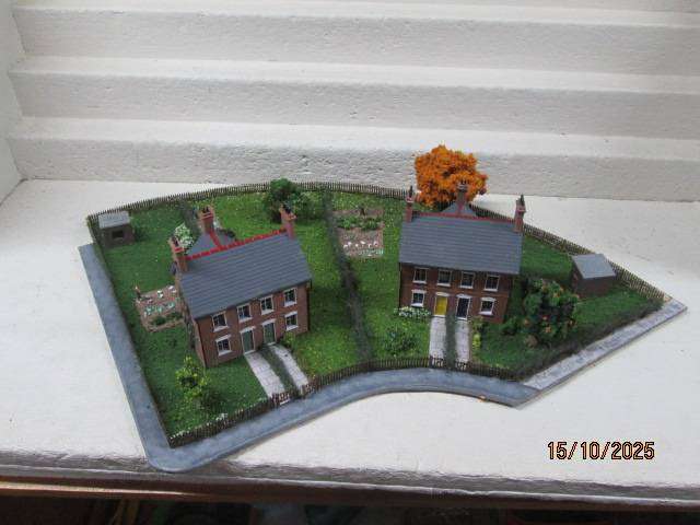 OO SCALE - DIORAMA WITH X2 HOUSES AND LOTS OF SCENERY