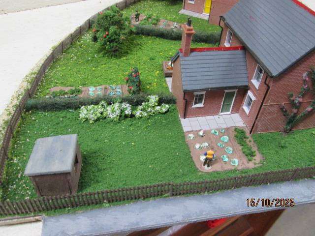 OO SCALE - DIORAMA WITH X2 HOUSES AND LOTS OF SCENERY
