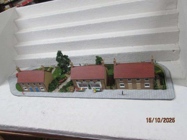 OO SCALE - DIORAMA WITH X3 DOUBLE STORY BUSINESS BUILDINGS AND LOTS OF SCENERY