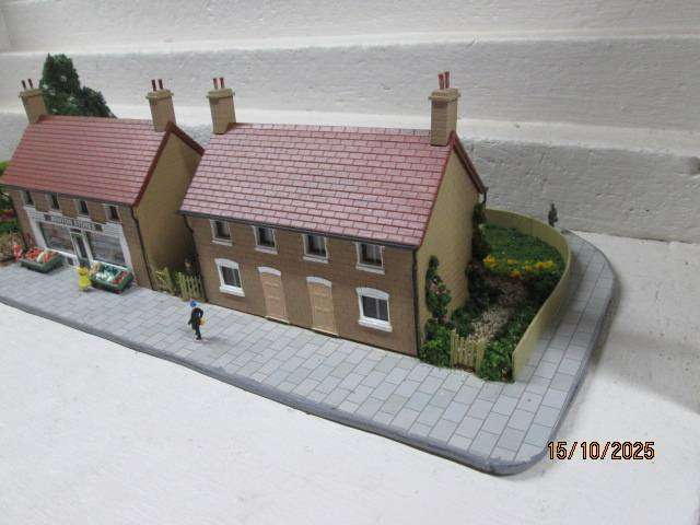 OO SCALE - DIORAMA WITH X3 DOUBLE STORY BUSINESS BUILDINGS AND LOTS OF SCENERY