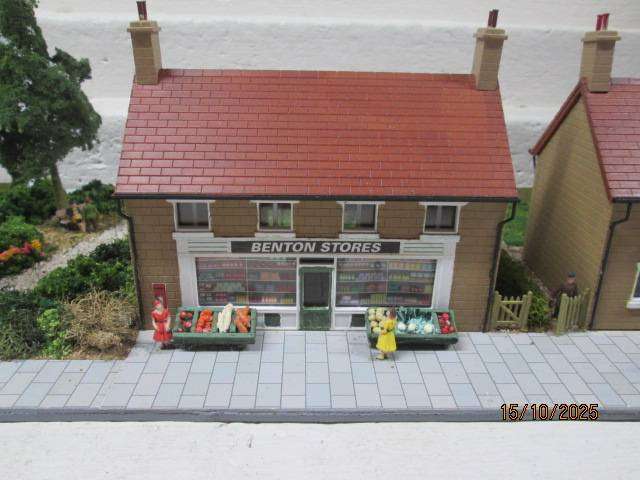 OO SCALE - DIORAMA WITH X3 DOUBLE STORY BUSINESS BUILDINGS AND LOTS OF SCENERY
