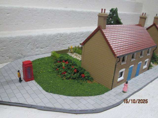 OO SCALE - DIORAMA WITH X3 DOUBLE STORY BUSINESS BUILDINGS AND LOTS OF SCENERY