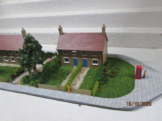 OO SCALE - DIORAMA WITH X3 DOUBLE STORY BUSINESS BUILDINGS AND LOTS OF SCENERY