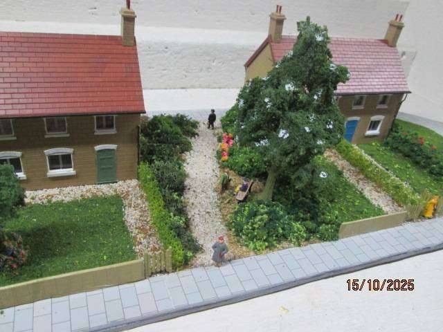 OO SCALE - DIORAMA WITH X3 DOUBLE STORY BUSINESS BUILDINGS AND LOTS OF SCENERY