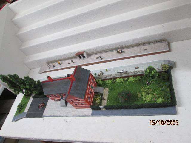OO SCALE - DIORAMA WITH STATION BUILDING, X2 PLATFORMS AND LOTS OF SCENERY