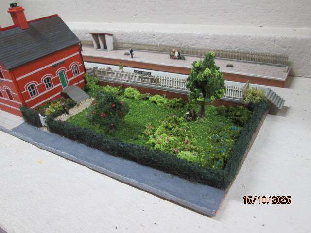OO SCALE - DIORAMA WITH STATION BUILDING, X2 PLATFORMS AND LOTS OF SCENERY