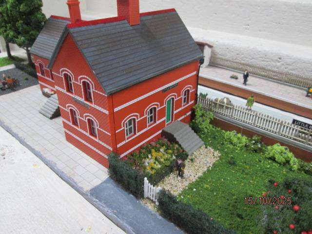 OO SCALE - DIORAMA WITH STATION BUILDING, X2 PLATFORMS AND LOTS OF SCENERY