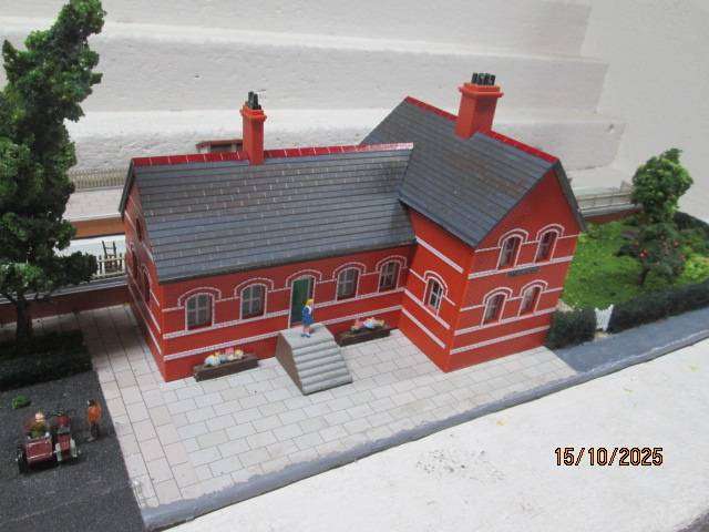 OO SCALE - DIORAMA WITH STATION BUILDING, X2 PLATFORMS AND LOTS OF SCENERY